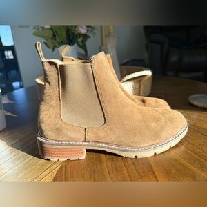 Steve Madden real suede woman’s Chelsea boot sz 8.5